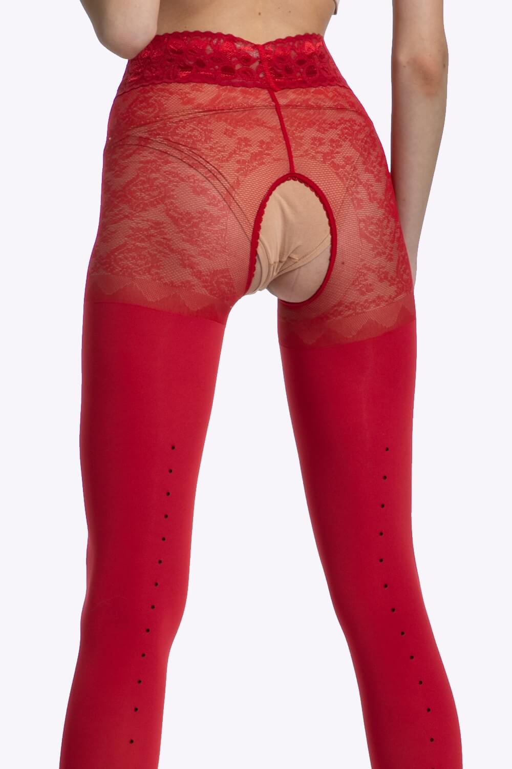 De achterkant van een rode kruisloze panty van 60/30 denier met open kruis, kanten broekje en glinsterende achternaad.