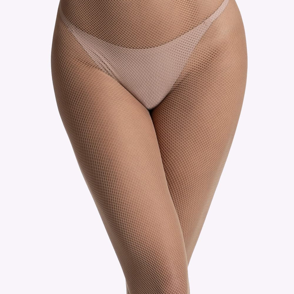 Beige visnetpanty met verfijnde netstructuur die jouw benen subtiel accentueert met zachte elegantie.