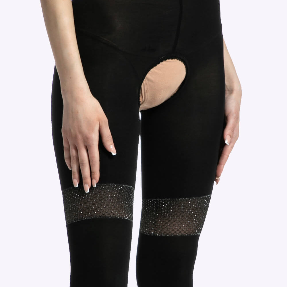 Mooie kruisloze winterpanty van 80 denier met open kruis en glanzende rooster kousenband van metalic garen — warm, verleidelijk en stijlvol.