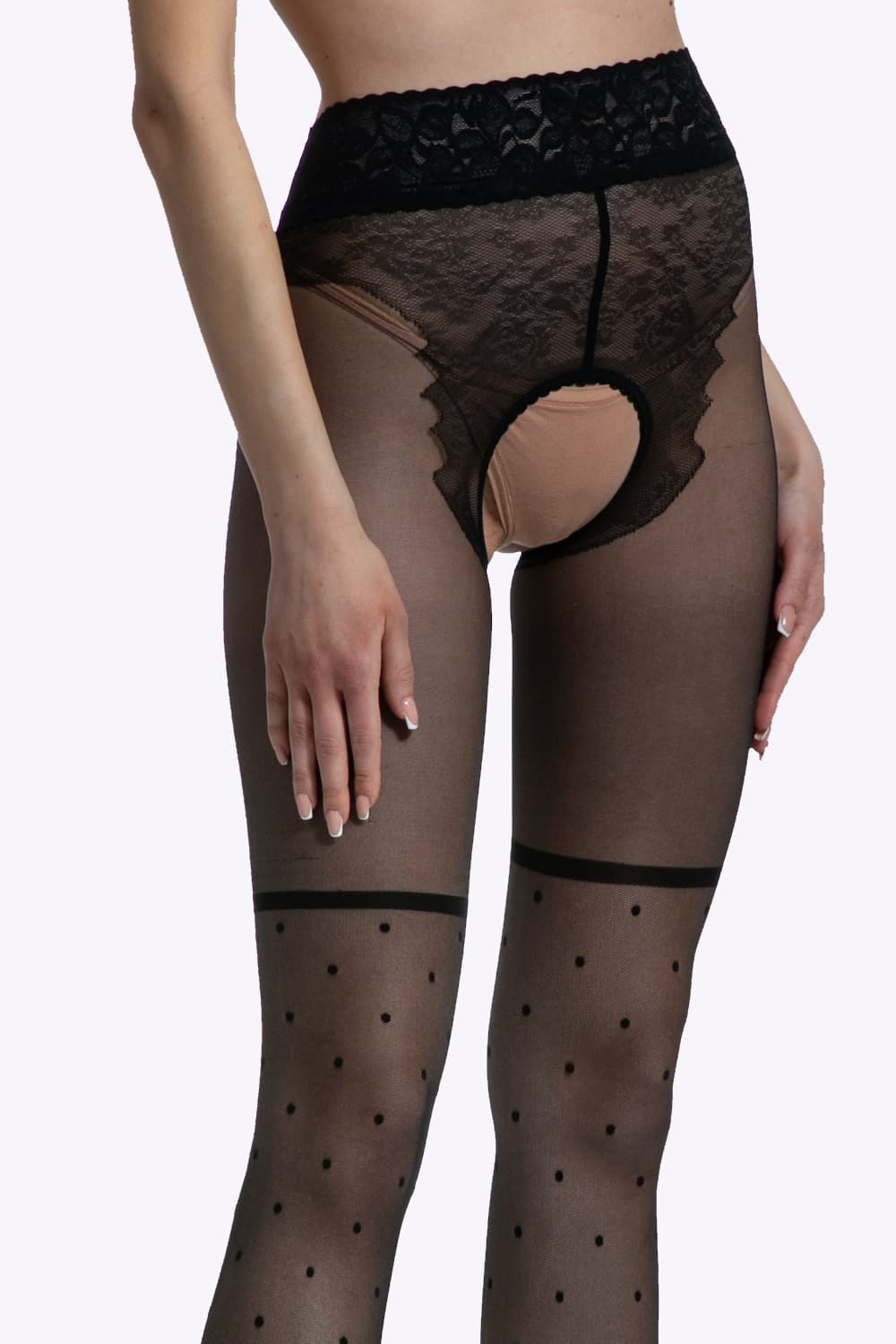 Zwarte kruisloze panty met speelse dotjes en kanten details die vrouwelijkheid en verleiding stijlvol combineren.