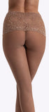 Beige naadloze panty van 30 denier die zacht de rondingen volgt en onzichtbaar blijft onder strakke kleding.