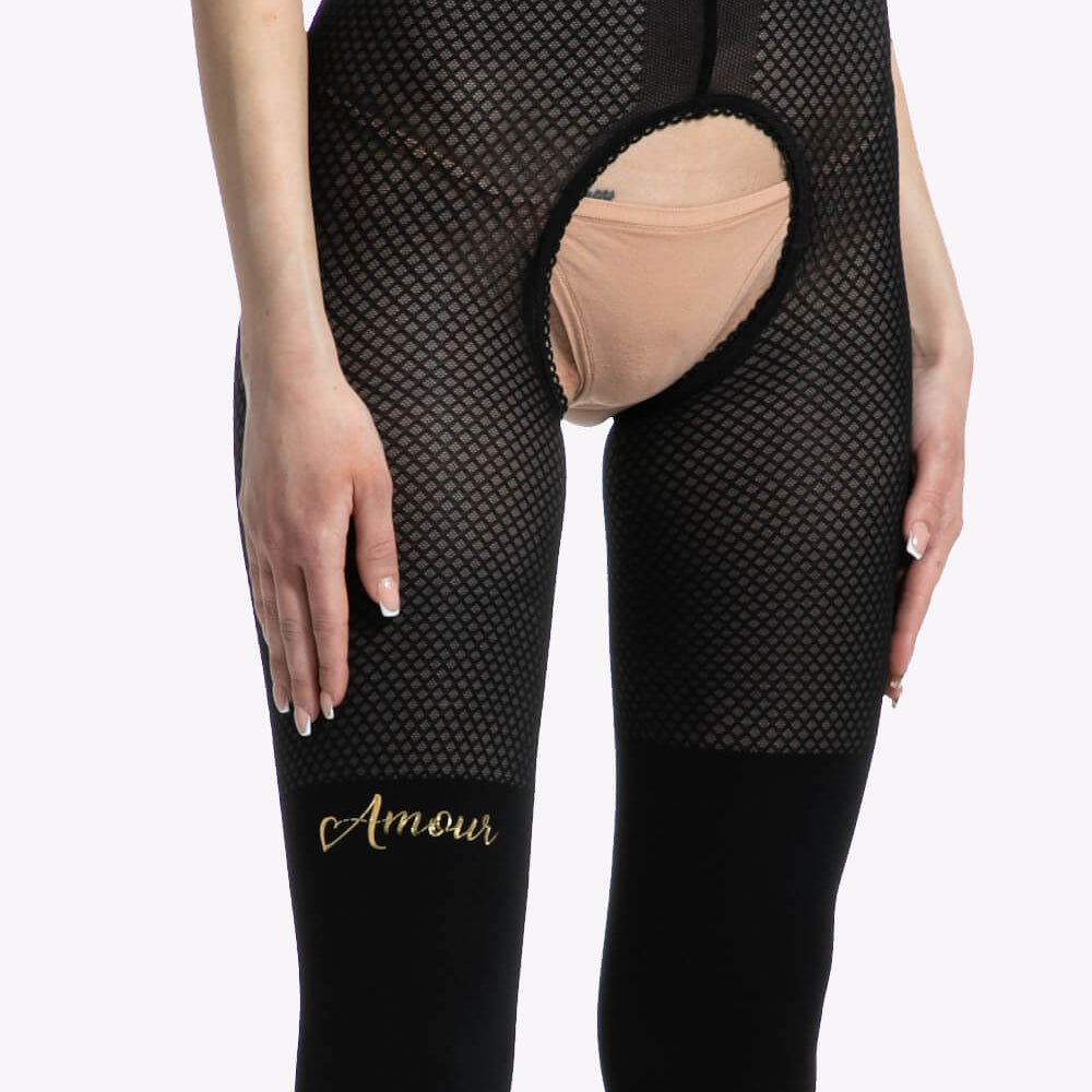 Een sensuele kruisloze panty met open kruis, 3D visnetpatroon en kousenimitatie van 30/50 denier, afgewerkt met luxe details.