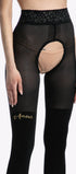 Een sensuele kruisloze panty met open kruis, 3D visnetpatroon en kousenimitatie van 30/50 denier, afgewerkt met luxe details.