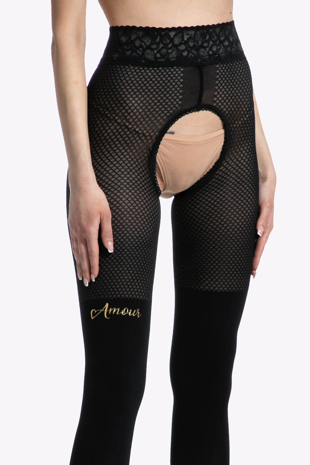 Een sensuele kruisloze panty met open kruis, 3D visnetpatroon en kousenimitatie van 30/50 denier, afgewerkt met luxe details.