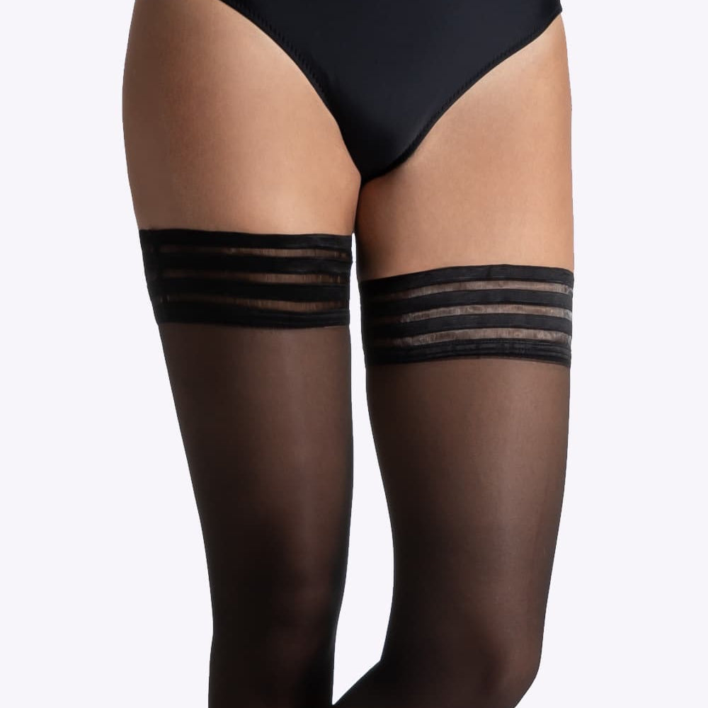 Elegante zwarte stay-ups van 15 denier die je benen verleidelijk omhullen met een zachte, zelfhoudende pasvorm.