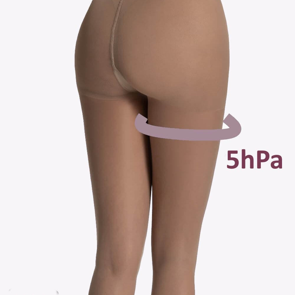 Een beige compressie panty van 20 of 50 denier die steun en comfort biedt — ideaal als elegante stewardessenpanty voor lange dagen.