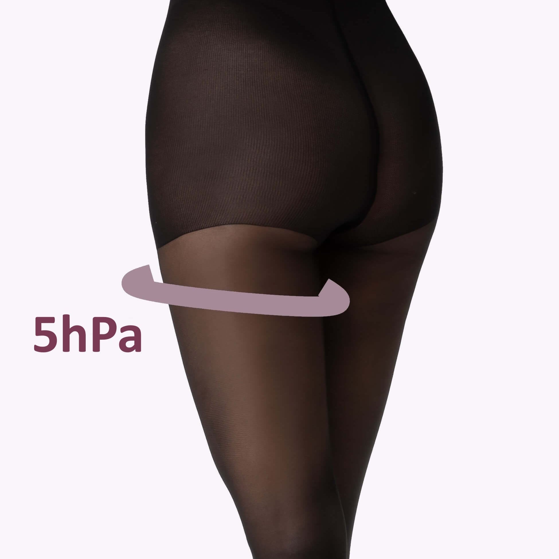 Een zwarte panty met lichte compressie van Amour, verkrijgbaar in 20 en 50 denier — elegante stewardessenpanty die steun en stijl combineert.