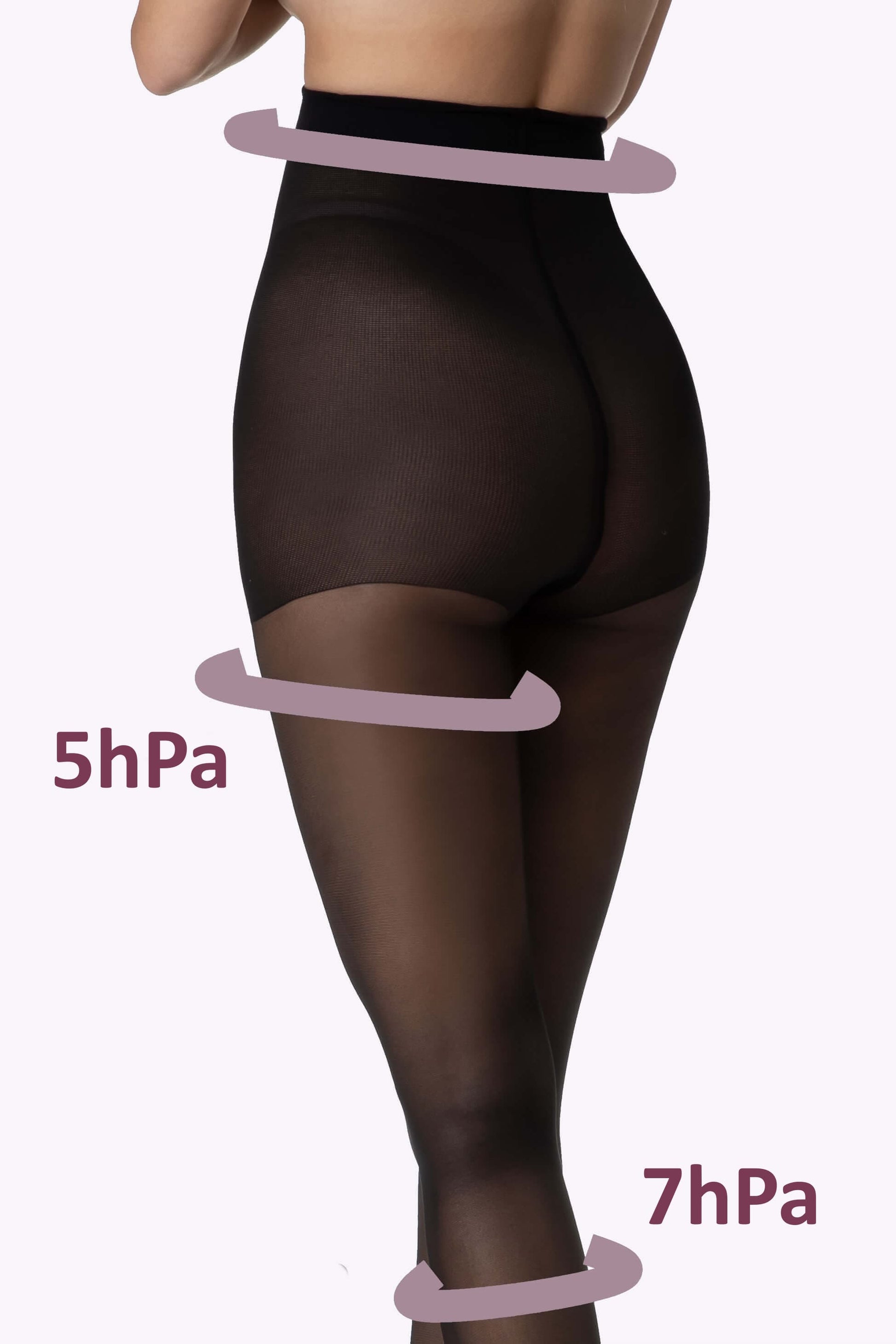 Een zwarte panty met lichte compressie van Amour, verkrijgbaar in 20 en 50 denier — elegante stewardessenpanty die steun en stijl combineert.