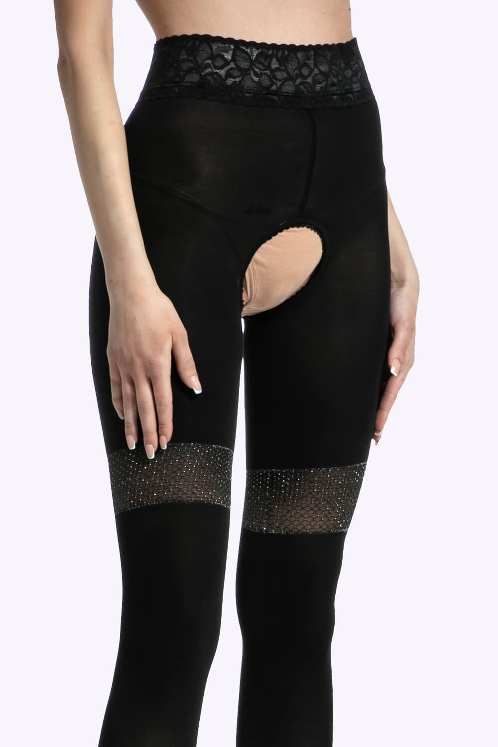 Mooie kruisloze winterpanty van 80 denier met open kruis en glanzende rooster kousenband van metalic garen — warm, verleidelijk en stijlvol.