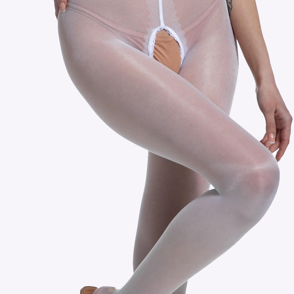 Een glanzende witte open kruis panty van 20 denier die speelsheid en elegantie moeiteloos combineert.