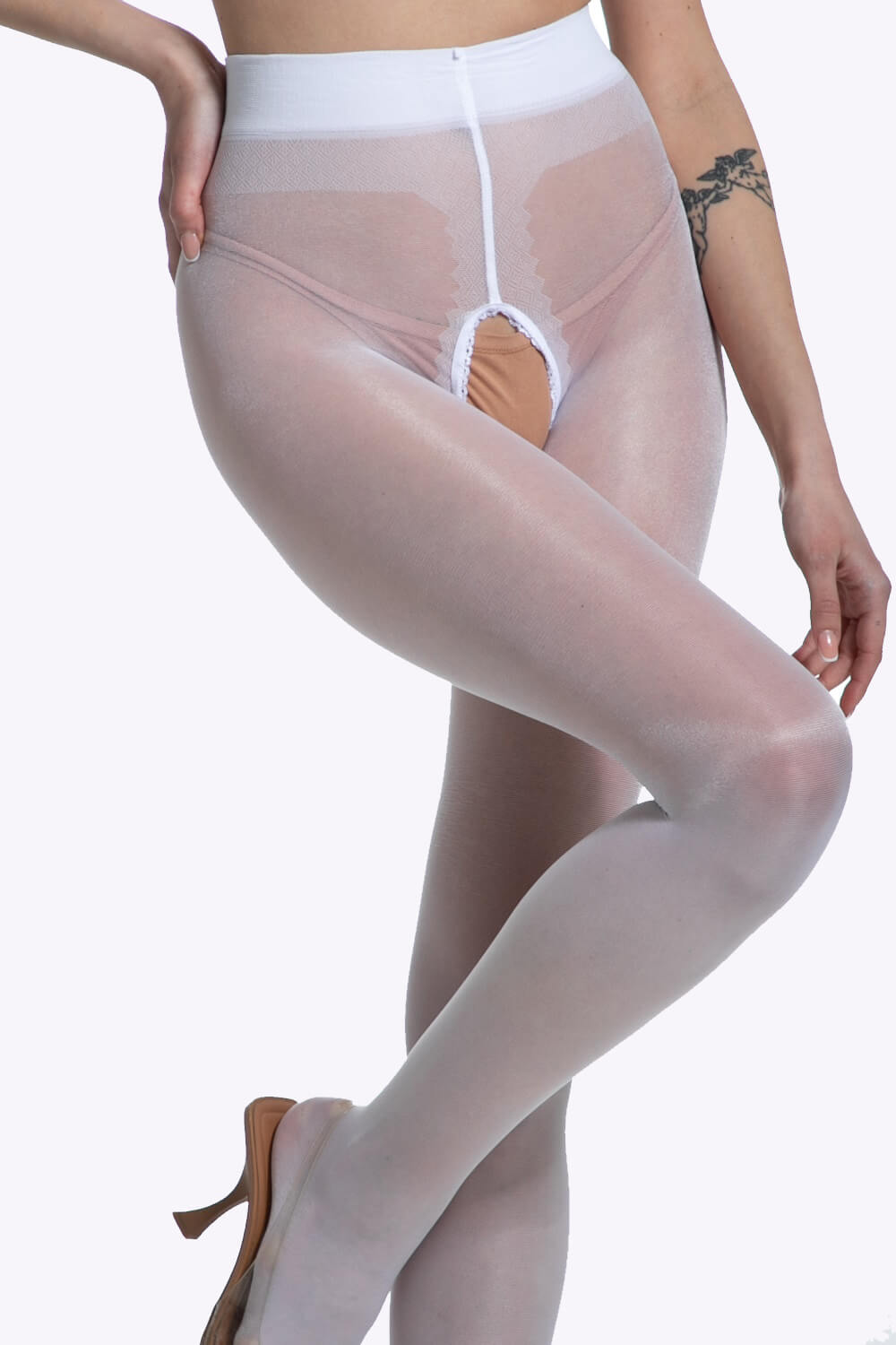 Een glanzende witte open kruis panty van 20 denier die speelsheid en elegantie moeiteloos combineert.