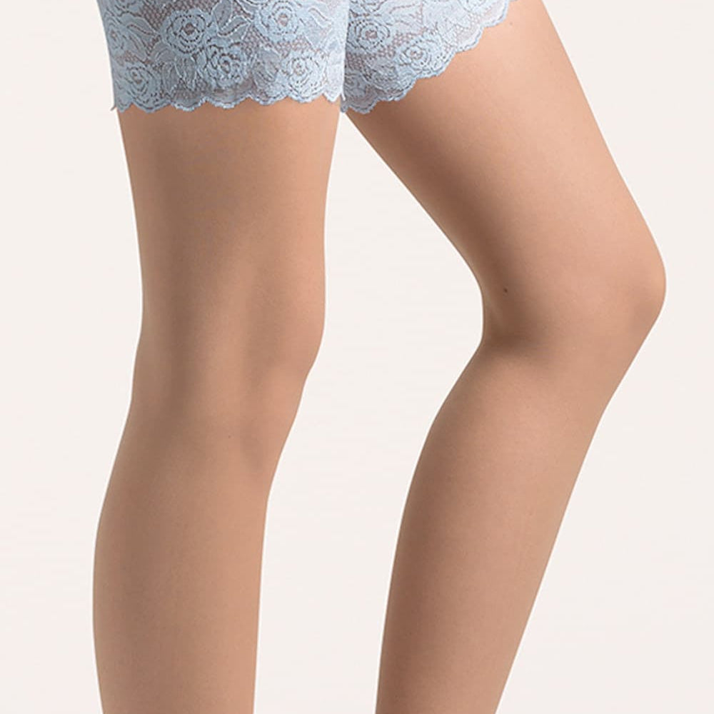 Elegante zelf ophoudende bruidskousen met sierlijke kanten boord en een lichte, verleidelijke touch voor jouw speciale moment.