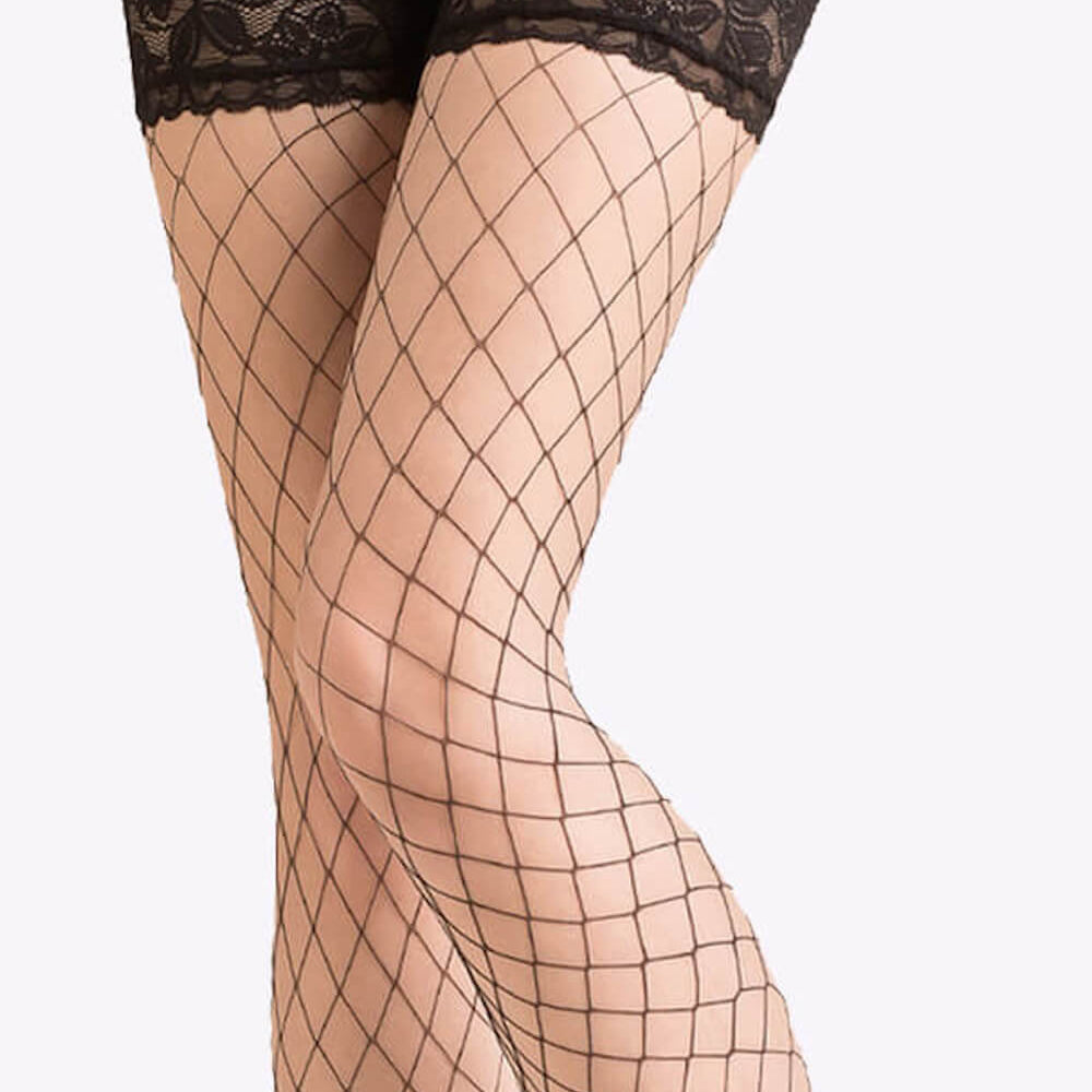 Gedurfde visnet hold-up kousen met grote mazen en kanten boord van Gabriella — verleidelijke netkousen vol elegantie.