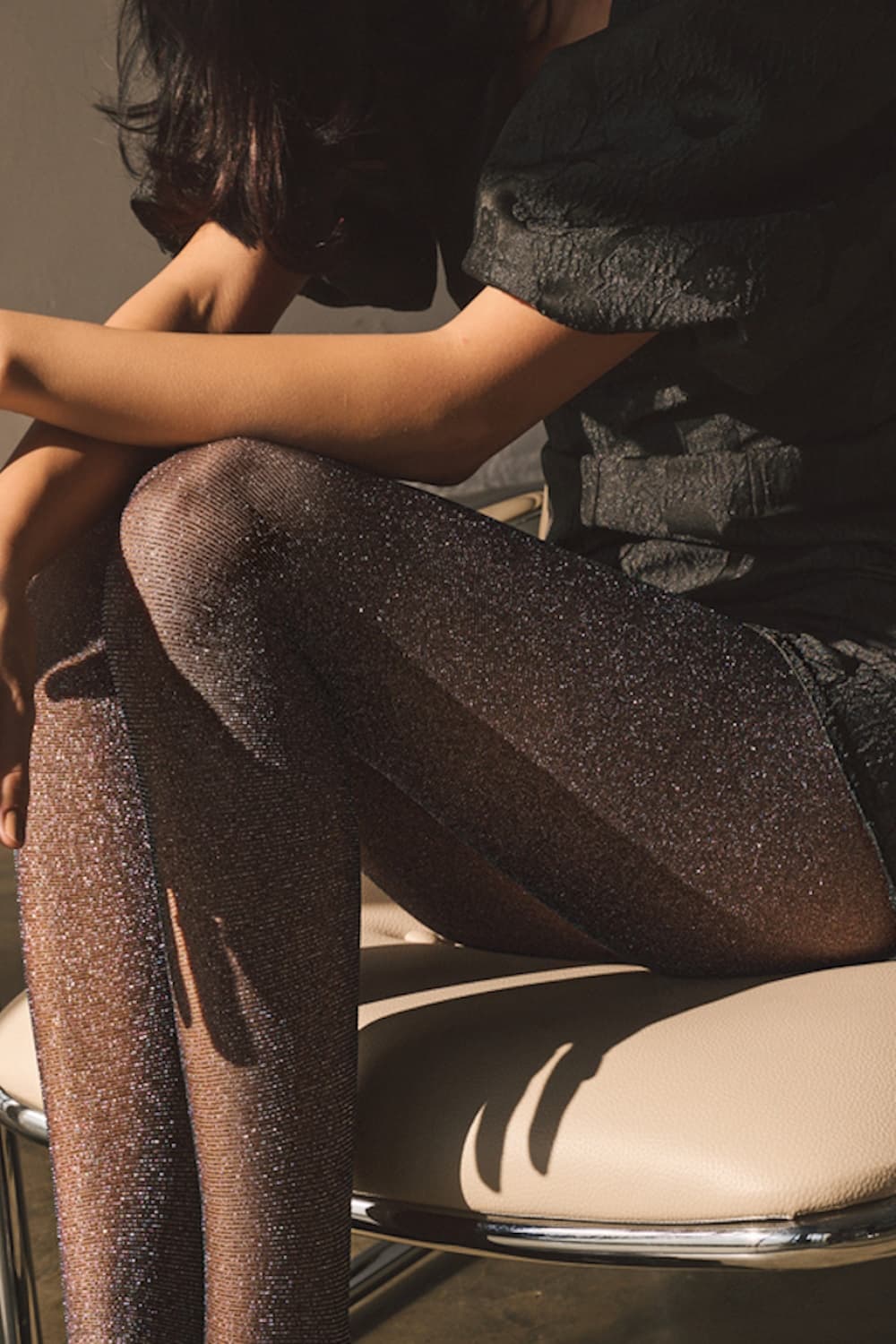 Panty met zilveren glitter glansdraad die je benen een verfijnde sparkle geeft voor een stijlvolle, feestelijke look.