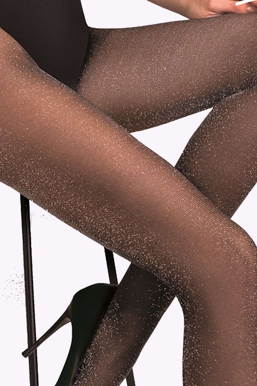 Zilveren glitterpanty van 20 denier die subtiel fonkelt en jouw look moeiteloos een feestelijke touch geeft.