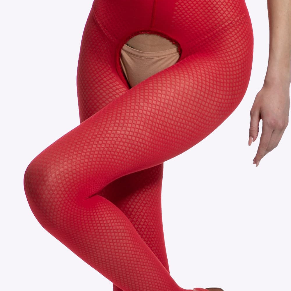 Rode kruisloze panty met 3D visnetstructuur en open kruis die jouw benen verleidelijk omlijst met een vurige flair.