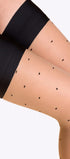 Verleidelijke beige-zwart hold-ups met speelse stippen en elegante boord die stijlvol blijven zitten.