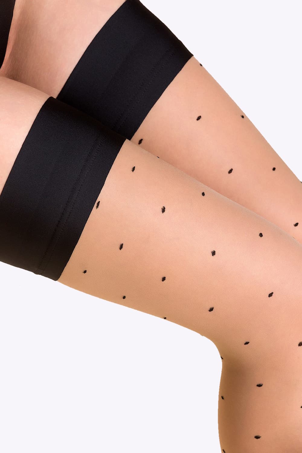 Verleidelijke beige-zwart hold-ups met speelse stippen en elegante boord die stijlvol blijven zitten.