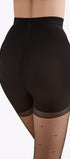 Elegante zwarte correctiepanty met polka dots die de achterkant glad vormt en een vrouwelijk silhouet benadrukt.